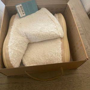 TOMS Inez Natural Faux Plush Shearling Slippers.  New.  Size 11